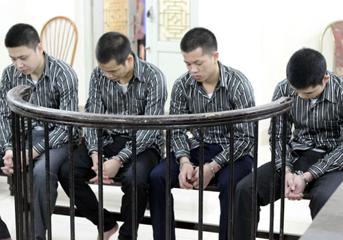 Bọn mua b&aacute;n người qua bi&ecirc;n giới phải đối mặt với v&agrave;nh m&oacute;ng ngựa