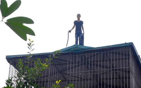 Thanh ni&ecirc;n cố thủ tr&ecirc;n n&oacute;c nh&agrave; hơn 10 giờ