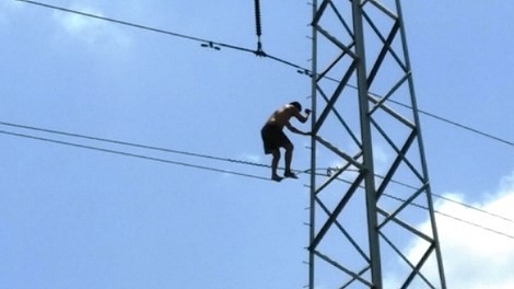 Cảnh tượng thanh ni&ecirc;n nghi &lsquo;ng&aacute;o đ&aacute;&rsquo; nhảy nh&oacute;t, la h&eacute;t tr&ecirc;n cột điện cao thế khiến nhiều người th&oacute;t tim