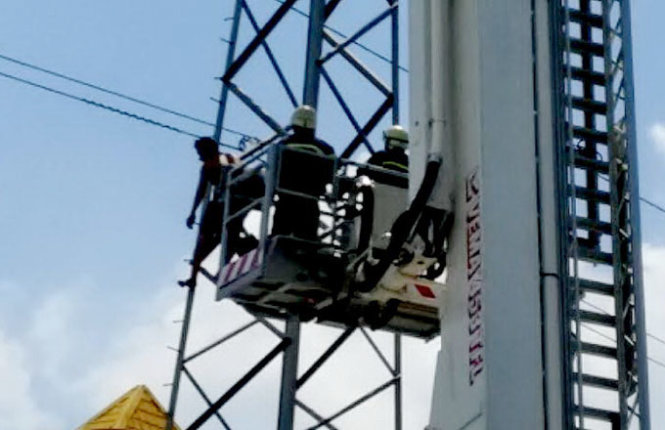 Cảnh s&aacute;t TPHCM tiếp cận hiện trường để giải cứu nam thanh ni&ecirc;n nghi &lsquo;ng&aacute;o đ&aacute;&rsquo; cố thủ tr&ecirc;n cột điện cao thế