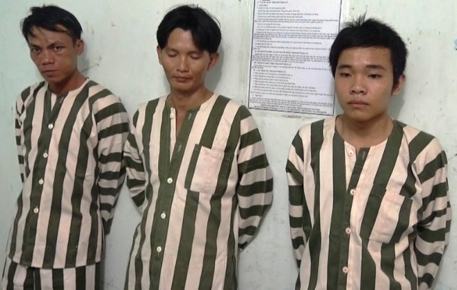 Nh&oacute;m thanh ni&ecirc;n chuy&ecirc;n cướp của người ngh&egrave;o tại cơ quan điều tra (từ tr&aacute;i sang): Đỗ H&agrave; Trần Nhựt, Đặng Ngọc Th&agrave;nh, Nguyễn K&ocirc;ng Th&agrave;nh