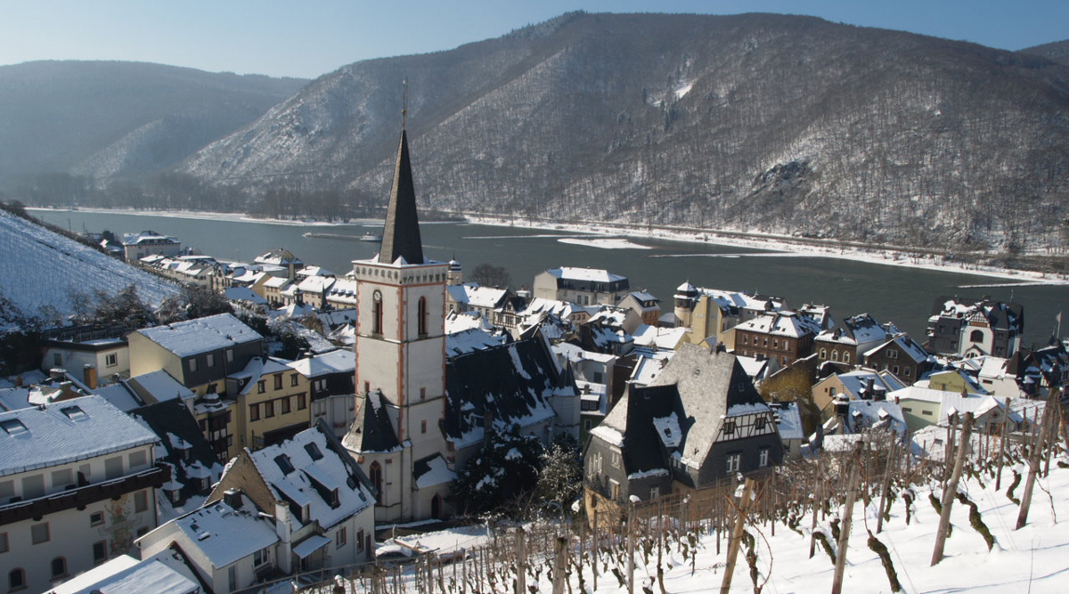 Th&agrave;nh phố nhỏ R&uuml;desheim ẩn m&igrave;nh dưới ch&acirc;n n&uacute;i Niederwald