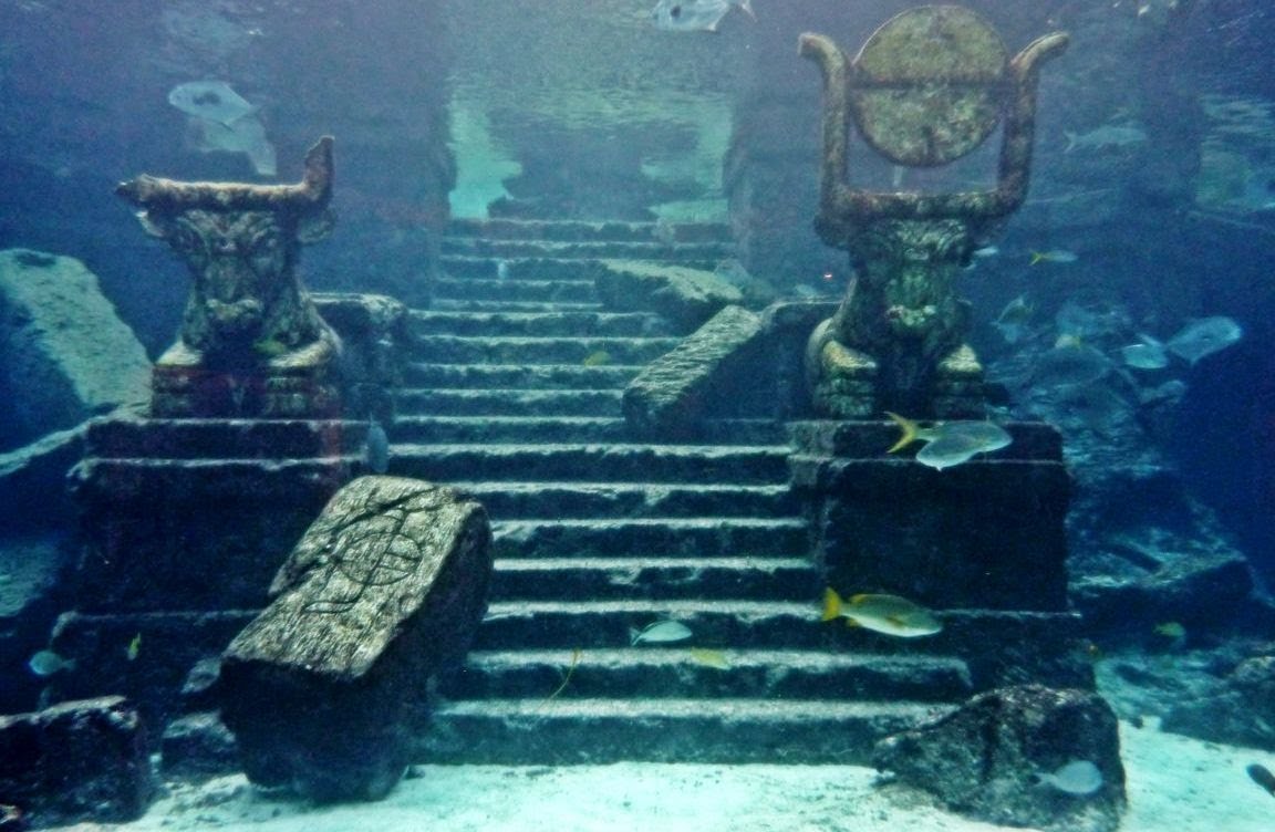 Thành phố cổ tráng lệ Dwarka chìm sâu dưới 40m nước tại vịnh Cambay (còn gọi Khambhat) ở Ấn Độ Dương, thuộc bang Gujarat phía tây Ấn Độ. Thành phố có niên đại khoảng 7.500 năm trước CN và được phát hiện vào năm 2000.