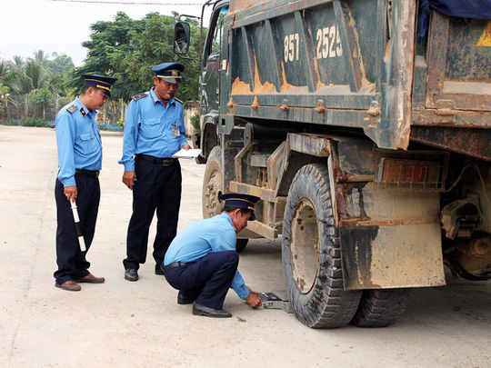 Thanh tra giao th&ocirc;ng Ninh Thuận kiểm tra xe tr&ecirc;n tuyến Quốc lộ 27