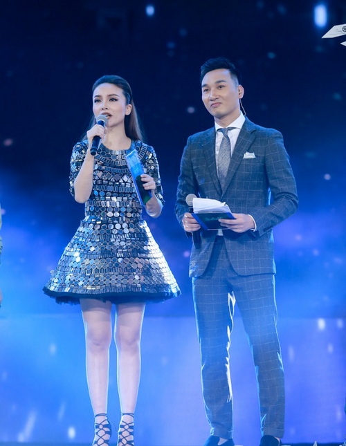 Th&agrave;nh Trung bất ngờ bị &lsquo;n&eacute;m đ&aacute; tơi bời&rsquo; khi l&agrave;m MC The Remix 2016