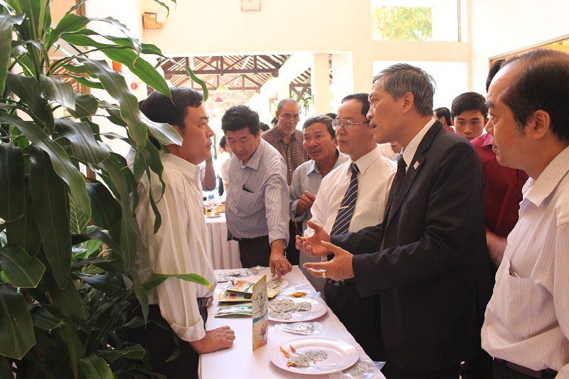 Thứ trưởng Bộ Khoa học v&agrave; C&ocirc;ng nghệ Trần Văn T&ugrave;ng trao đổi v&agrave; t&igrave;m hiểu về c&ocirc;ng nghệ l&agrave;m thanh long sấy dẻo của C&ocirc;ng ty TNHH TMDV XNK B&eacute; Dũng