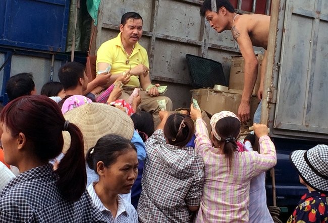 D&acirc;n bu&ocirc;n tranh nhau mua thanh mai Trung Quốc