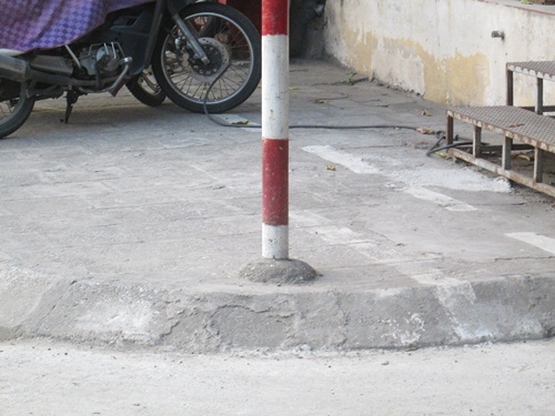 Vỉa h&egrave; đoạn đường nằm s&aacute;t đ&oacute; chưa bị ph&aacute;
