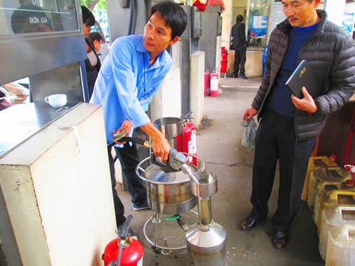 Ph&oacute; Chi cục trưởng Nguyễn Văn Mạnh c&ugrave;ng 3 c&aacute;n bộ kh&aacute;c trực tiếp đi kiểm tra