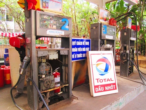 Khi th&aacute;o b&ecirc;n trong c&aacute;c v&ograve;i xăng, ni&ecirc;m phong c&ograve;n nguy&ecirc;n vẹn