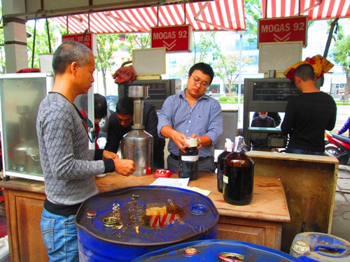 Lấy mẫu xăng v&agrave;o b&igrave;nh để x&eacute;t nghiệm c&aacute;c chỉ số chất lượng xăng