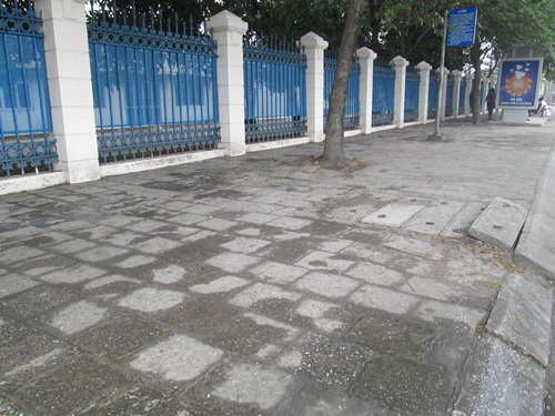 Vỉa h&egrave; đường Nguyễn Văn Linh vẫn c&ograve;n tốt như trong ảnh nhưng đ&atilde; bị ph&aacute; đi, thay gạch mới