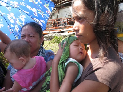 Mòn mỏi chờ cứu trợ cạnh xác người chết ở Tacloban Mòn mỏi chờ cứu trợ trong khi xác người chết ở Philippines đang được thu rọn.