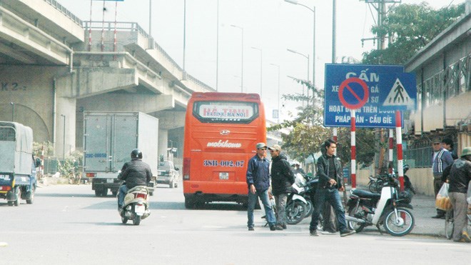 Gần Tết, xe d&ugrave; lại c&agrave;ng lộng h&agrave;nh (chụp tại khu vực bến xe Nước Ngầm)