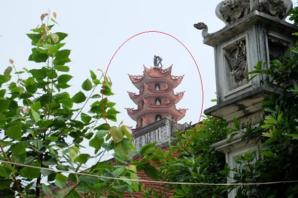 Thanh ni&ecirc;n nghi ng&aacute;o đ&aacute; tr&egrave;o l&ecirc;n bảo th&aacute;p đập ph&aacute;
