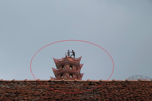 Thanh ni&ecirc;n nghi ng&aacute;o đ&aacute; tr&egrave;o l&ecirc;n bảo th&aacute;p đập ph&aacute;