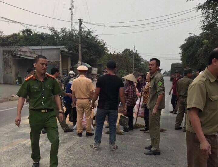 Xe chở ng&ocirc; bị đổ v&agrave; h&agrave;nh động bất ngờ của CSGT Quảng Ninh