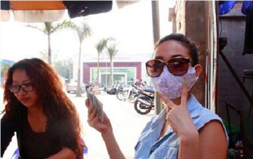 Minh Hằng ngồi ngoài hiên chơi bài nhưng không quên bịt khẩu trang, đeo kính để tránh nắng và tránh… bị phát hiện. Minh Hằng ngồi ngoài hiên chơi bài nhưng không quên bịt khẩu trang, đeo kính để tránh nắng và tránh… bị phát hiện.