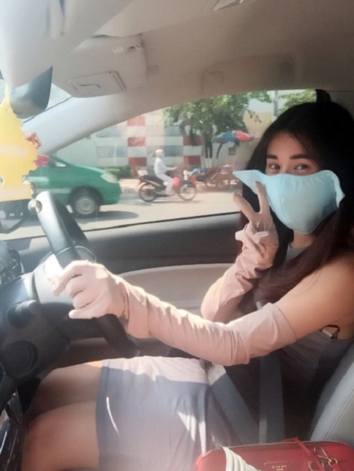 Chuyện đi xe hơi đeo găng tay, khẩu trang như của Ngọc Thảo chắc không quá lạ với nhiều cô gái. Chuyện đi xe hơi đeo găng tay, khẩu trang như của Ngọc Thảo chắc không quá lạ với nhiều cô gái.