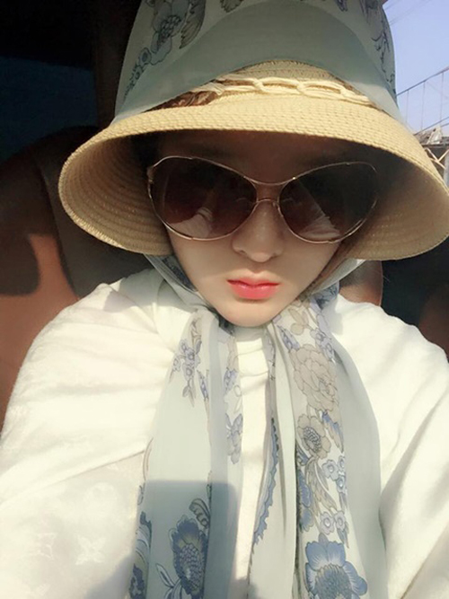 Lily Luta diện style như bà cụ ngay cả khi ngồi trên xe. Cô tận dụng cả áo khoác, khăn choàng, nón rộng vành và kính râm để bảo vệ toàn thân. Lily Luta diện style như bà cụ ngay cả khi ngồi trên xe. Cô tận dụng cả áo khoác, khăn choàng, nón rộng vành và kính râm để bảo vệ toàn thân.