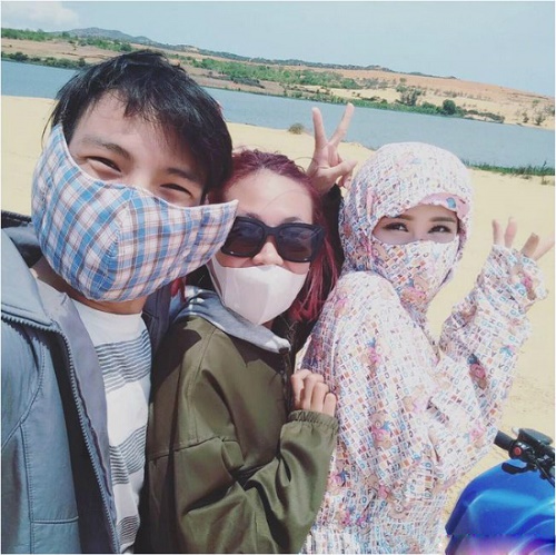 Bạn có thể đoán ra ngoài Đông Nhi ở góc phải, 2 người còn lại trong hình là ai không? Bạn có thể đoán ra ngoài Đông Nhi ở góc phải, 2 người còn lại trong hình là ai không?