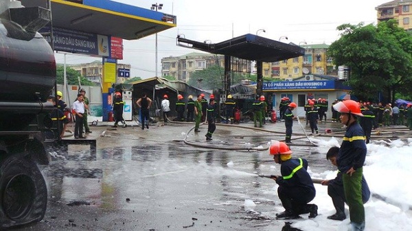 Địa điểm xảy ra vụ cháy này là đường gom, ít phương tiện qua lại nhưng tiếp giáp một chợ đầu mối của khu vực, có nhiều ô tô tập kết.