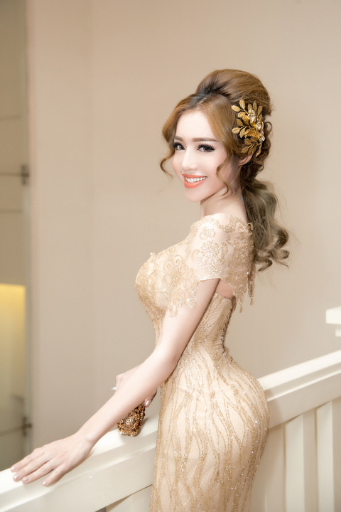 Mọi ánh nhìn khó có thể ''cưỡng'' trước bộ ngực đẹp tự nhiên, căng tròn của bà mẹ 2 con Elly