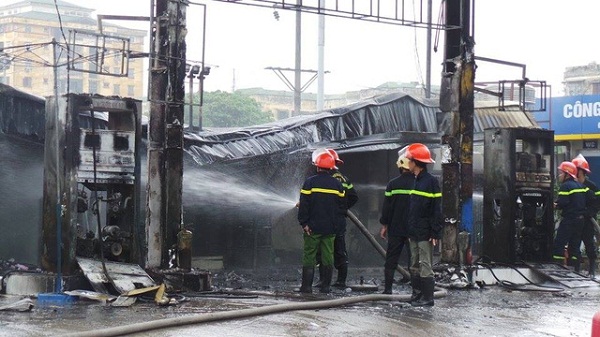 Theo một số người dân có mặt tại hiện trường, vào khoảng thời gian trên họ nghe thấy tiếng nổ lớn rồi thấy khói bốc lên ngùn ngụt.