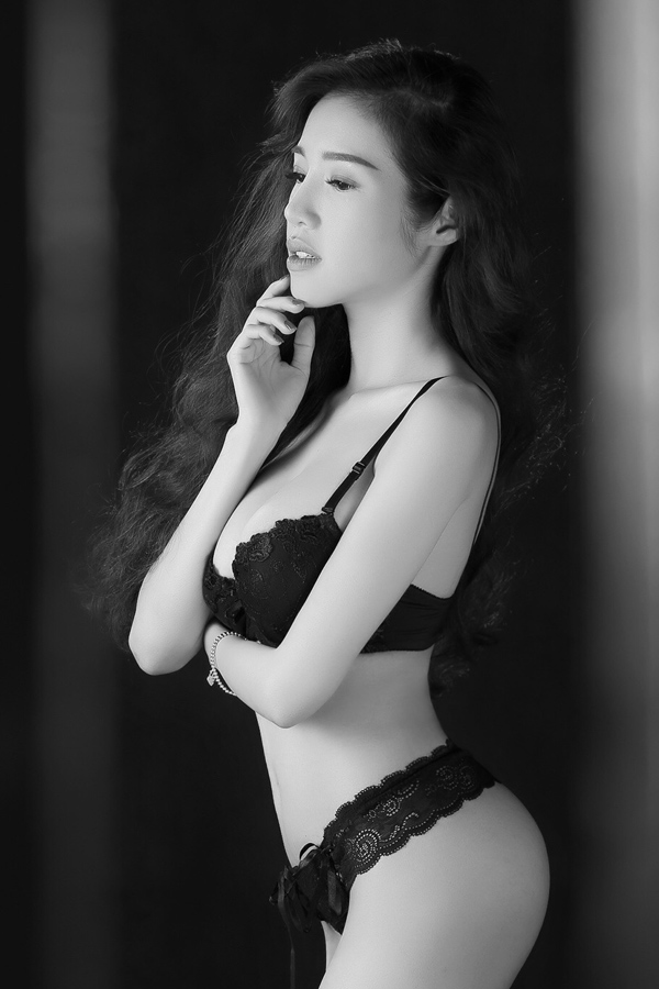 Elly hấp dẫn mọi giới bởi ''vòng một'' mởn mởn đầy sức sống.