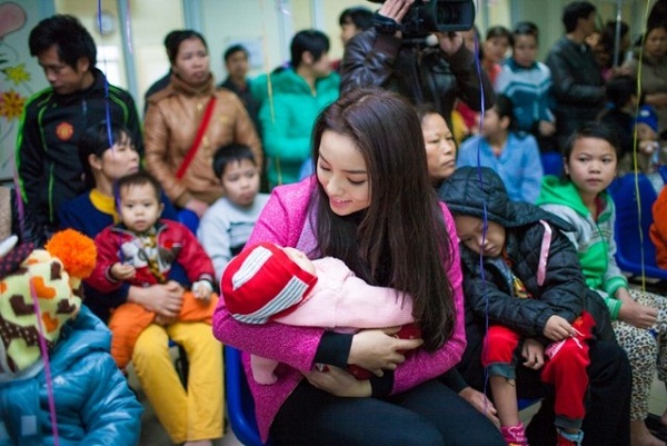 Và có chuyến thăm và trao quà cho các em nhỏ mắc bệnh hiểm nghèo đang điều trị tại viện K, Hà Nội. Những món quà nhỏ của Kỳ Duyên như tiếp thêm sức mạnh giúp các em chiến thắng bệnh tật và với đi những khó khăn khi Tết đến, xuân về. Và có chuyến thăm và trao quà cho các em nhỏ mắc bệnh hiểm nghèo đang điều trị tại viện K, Hà Nội. Những món quà nhỏ của Kỳ Duyên như tiếp thêm sức mạnh giúp các em chiến thắng bệnh tật và với đi những khó khăn khi Tết đến, xuân về.