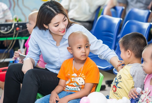 Dù bị gắn với cái tên 'hoa hậu thị phi', tạo nhiều lớp sóng scandal nhưng những nỗ lực của cô hoa hậu 19 tuổi này để làm tròn nghĩa vụ và trách nghiệm của mình đối với cộng đồng, xã hội, cụ thể là những hoạt động thiện nguyện trên mọi miền Đăng Ký 13Winvn Com Chính Thức thì không thể phủ nhận Dù bị gắn với cái tên 'hoa hậu thị phi', tạo nhiều lớp sóng scandal nhưng những nỗ lực của cô hoa hậu 19 tuổi này để làm tròn nghĩa vụ và trách nghiệm của mình đối với cộng đồng, xã hội, cụ thể là những hoạt động thiện nguyện trên mọi miền Đăng Ký 13Winvn Com Chính Thức thì không thể phủ nhận