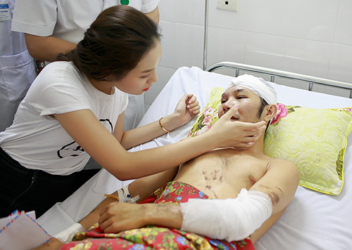 Hoa hậu Kỳ Duyên cũng đã có mặt tại những nơi bị ảnh hưởng nặng nề nhất trong trận lũ vừa qua tại tỉnh Quảng Ninh để thăm hỏi và tặng quà cho bà con. Hoa hậu Việt Nam 2014 cũng cùng đoàn từ thiện đến thăm nạn nhân duy nhất còn sống sót trong vụ sập nhà làm 8 người thiệt mạng. Hoa hậu Kỳ Duyên cũng đã có mặt tại những nơi bị ảnh hưởng nặng nề nhất trong trận lũ vừa qua tại tỉnh Quảng Ninh để thăm hỏi và tặng quà cho bà con. Hoa hậu Việt Nam 2014 cũng cùng đoàn từ thiện đến thăm nạn nhân duy nhất còn sống sót trong vụ sập nhà làm 8 người thiệt mạng.