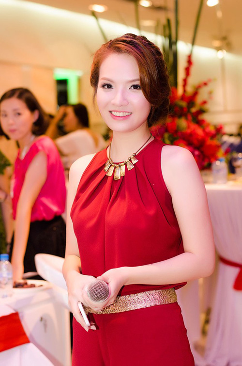 Sinh cậu quý tử thứ hai chưa lâu vào năm 2014, Đan Lê tự tin tái xuất với loạt ảnh mới khiến nhiều người ngạc nhiên khi không hề có sự thay đổi so với trước khi lâm bồn. Thân hình nuột nà nhận được nhiều lời khen nức nở của cư dân mạng.