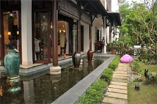 Bên ngoài biệt thự được trồng nhiều cây xanh