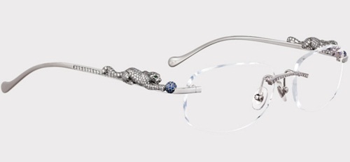 Có khung làm từ vàng trắng 18k, đính 561 viên kim cương và 645 viên đá sapphire màu xanh dương, kính Panthere của hãng trang sức đình đám Cartier có giá 159.000 USD (3,5 tỷ đồng).