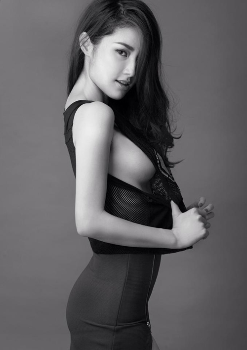 Diễm My 9x táo bạo khoe vòng 1