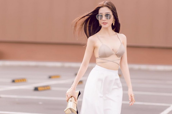 Từng vô số lần có những bộ ảnh khoe vòng một táo bạo nhưng với style gợi cảm gồm chân váy trắng và áo ngực màu nude, Diễm My 9X cho thấy khả năng “chơi trội” của cô với thời trang.