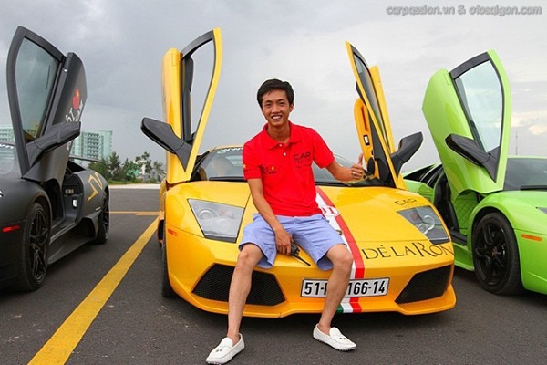 Chiếc Lamborghini Huracan màu vàng độc nhất Việt Nam vừa được thiếu gia Quốc Cường dán decal nóc và cản trước màu đen. Đây là tông màu trên những chiếc Lamborghini đặc biệt.