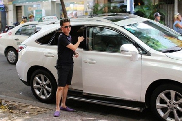 Chiếc Lexus RX 350 đời 2011 màu trắng cũng được Mr. Đàm sử dụng để đi show. Nó có giá khoảng 3 tỷ đồng.