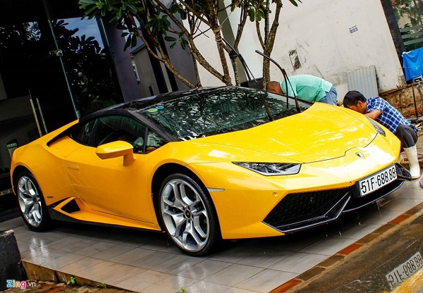 Trước đây, thiếu gia Quốc Cường từng sở hữu chiếc Lamborghini Gallardo SE màu vàng đen số thứ tự 249/250. Tuy nhiên sau khi về tay chủ mới, siêu xe này bị đem sơn đen nhám. 