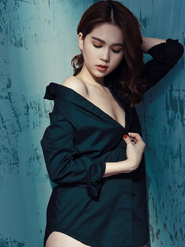 Người đẹp táo bạo phanh ngực áo sơ mi, khoe vòng một sexy và đôi chân dài quyến rũ.
