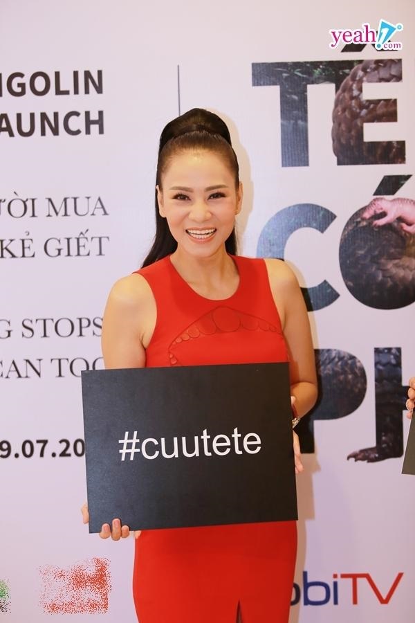 Chiếc váy được thiết kế lạ mắt giúp ca sĩ 'Đừng Yêu' nổi bật giữa dàn người đẹp