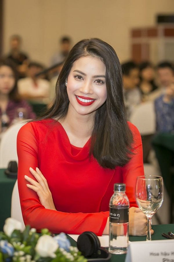 Phạm Hương phát huy được ưu điểm của cơ thể với vóc dáng cân đối và gương mặt đẹp lộng lẫy khi diện váy đỏ.