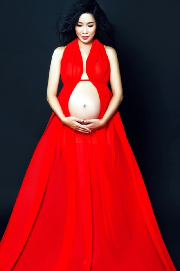 Sắc đỏ cũng là mẫu váy được Á Hậu Kim Chi chọn làm tôn vẻ quyến rũ trong những shoot thời trang giữa thời gian bầu bí.
