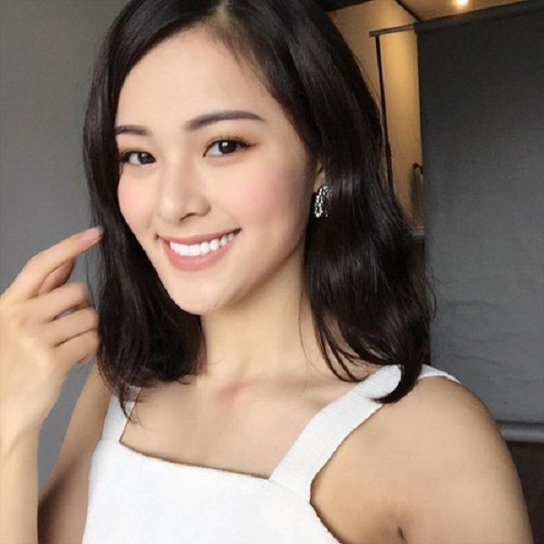 Ngoài dung nhan trời phú, Hạ Vi còn xây dựng cho mình gu thời trang đơn giản nhưng rất đỗi quyến rũ. Mỗi set đồ của cô ra đường đều mang nét tinh tế, trẻ trung và lôi cuốn giới trẻ. Có lẽ đây cũng là điều mà cô đã chiếm được tình cảm của đại gia phố núi.