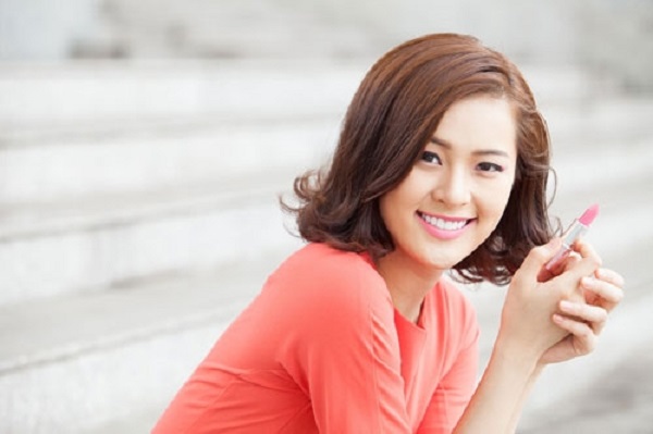Điểm cộng của Hạ Vi là ăn vận gọn gàng, không diêm dúa hay xa đà vào việc sử dụng phụ kiện.