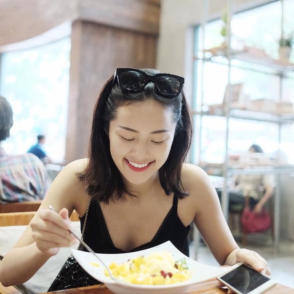 Theo nhận định của đạo diễn Ngô Thanh Vân, Hạ Vi sở hữu nhan sắc rất ấn tượng: ''Hạ Vi có ánh mắt và thần thái thu hút người đối diện và đặc biệt không phải gồng lên thể hiện mình dịu dàng hay hiền lành. Hạ Vi đẹp, nụ cười tươi tắn và khuôn mặt nhân hậu, các đường nét gương mặt rõ ràng và đơn giản của người phụ nữ Á Đông. Đặc biệt gương mặt mộc không điểm tô son phấn vẫn sáng khung hình và tự nhiên