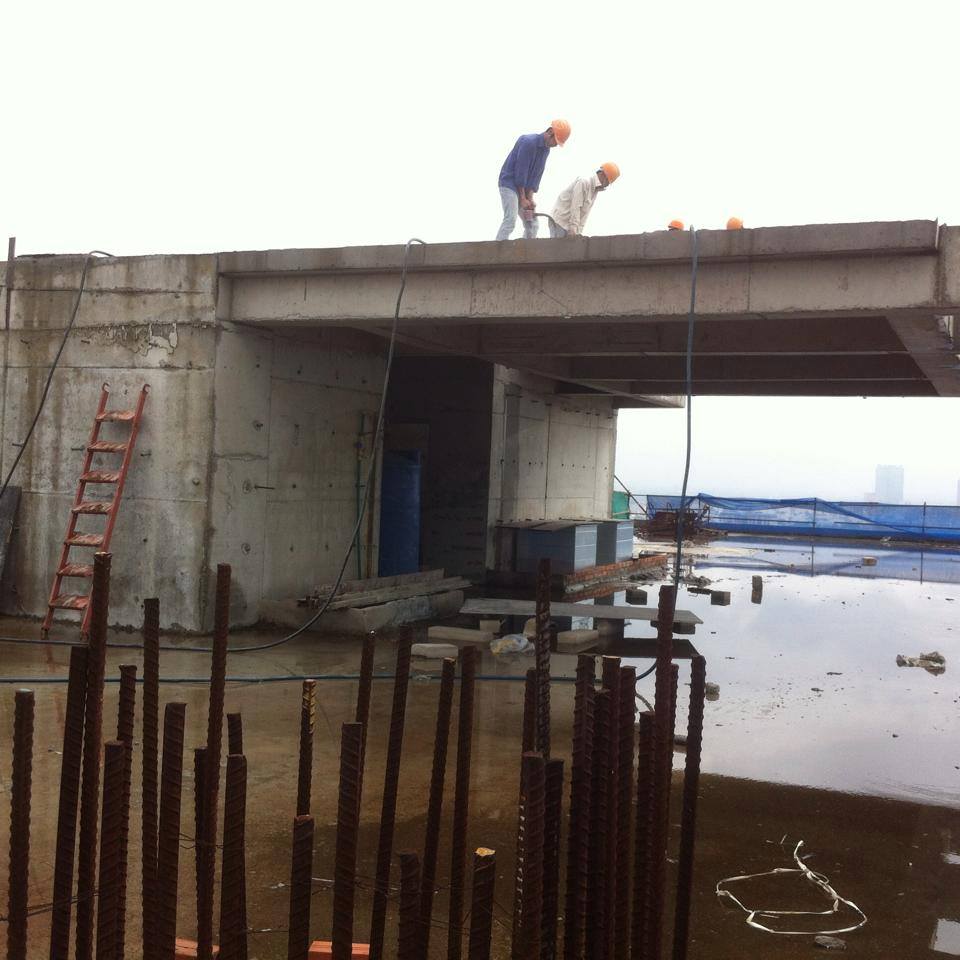 C&ocirc;ng nh&acirc;n đang tự th&aacute;o dỡ tại c&ocirc;ng tr&igrave;nh 8B L&ecirc; Trực