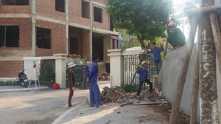 Một số c&ocirc;ng nh&acirc;n đang th&aacute;o dỡ bức tường của C&ocirc;ng ty Handico 7