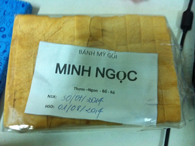 Gói bánh mỳ gối có nhãn mác không chứa đầy đủ thông tịn, date được ghi tay bằng bút bi